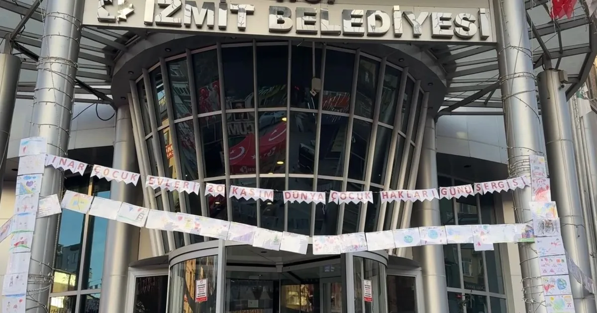 İzmit’te çocukların eserleri belediyede, mutlulukları ekranda