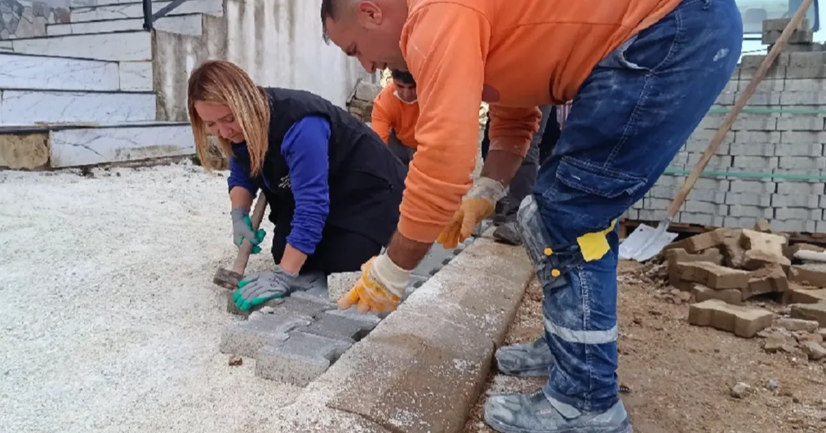 Kadın Başkan kaldırım taşlarını döşedi