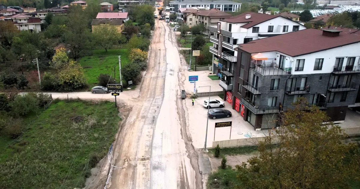 Kocaeli’de Kartepe Çepni Caddesi’nde üstyapı yenileniyor