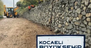 Kocaeli Büyükşehir Belediyesi, kent genelindeki mezarlıklarda yürüttüğü yenileme ve bakım