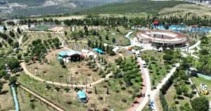 Kocaeli Büyükşehir Belediyesi, inşa ettiği millet bahçeleriyle kentin dört bir