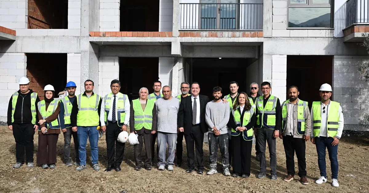 Manisa Büyükşehir Belediye Başkanı Besim Dutlulu, Turgut Özal Mahallesi’nde üretimi