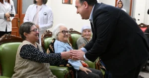 Manisa Büyükşehir Belediye Başkanı Besim Dutlulu, huzurevlerini ziyaret ederek yaş
