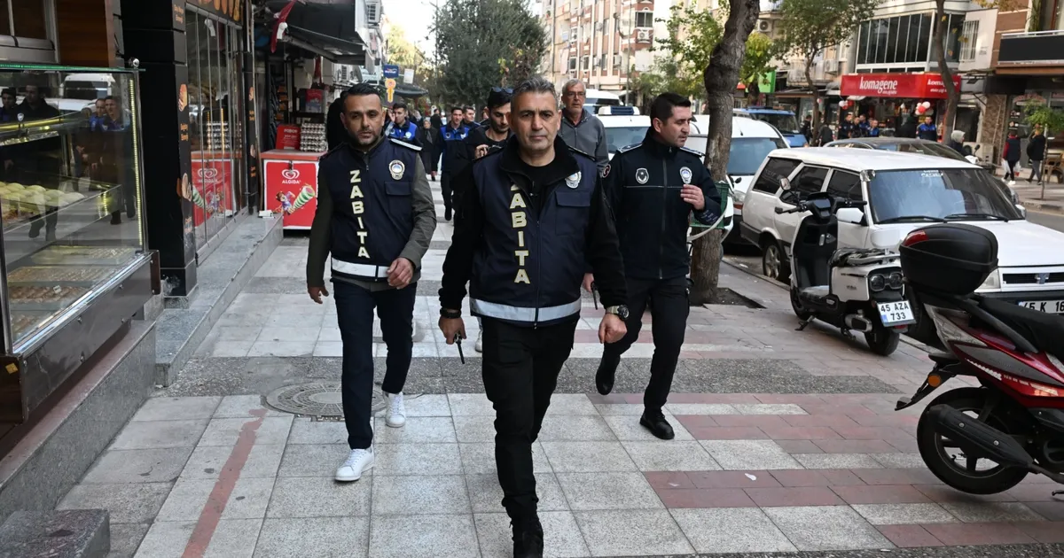 Manisa Büyükşehir Belediyesi Zabıta Dairesi Başkanlığı, kaldırım işgallerine yönelik kontrol