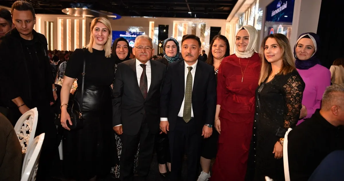 Memduh Büyükkılıç’tan ‘öğretmenlere’ övgü