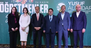Sakarya Büyükşehir Belediye Başkanı Yusuf Alemdar, öğretmenlerle bir ortaya gelerek