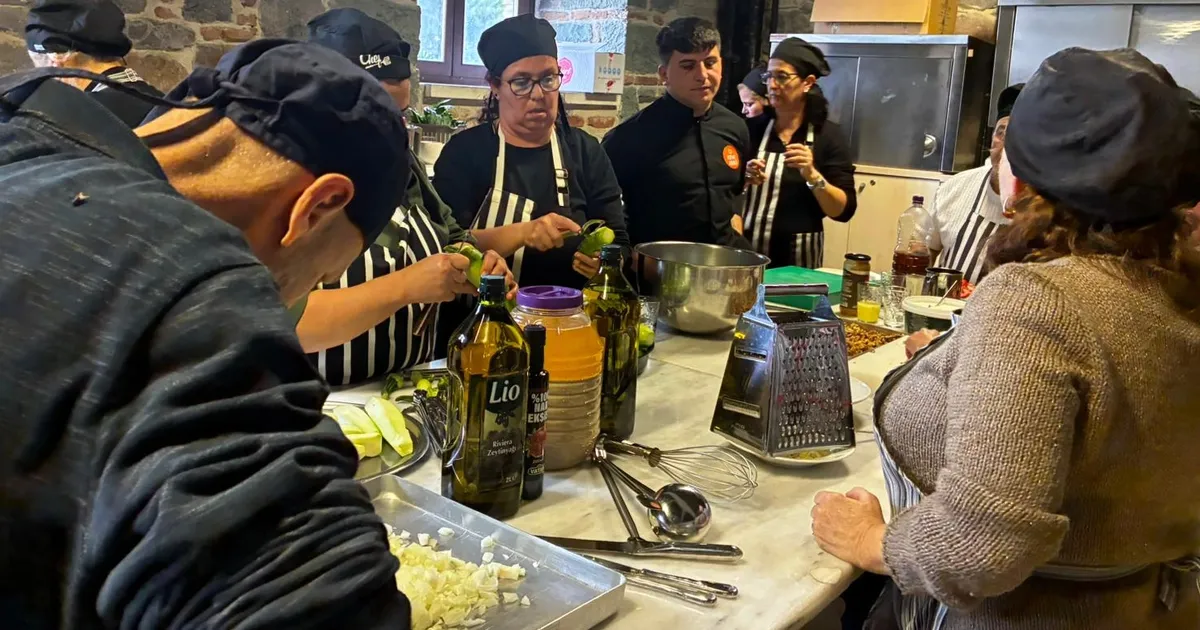 Şef Rıfat Yurttaş işitme engelli kursiyerlerle Ege yemekleri yaptı