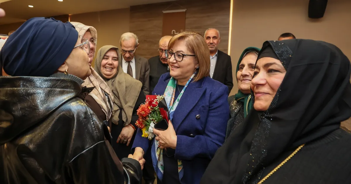 Umreden dönen ikinci kafile başkan Fatma Şahin ile buluştu