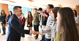 Bursa'da Yıldırım Belediye Başkanı Oktay Yılmaz, Mudanya Üniversitesi'nin düzenlediği "Tecrübe