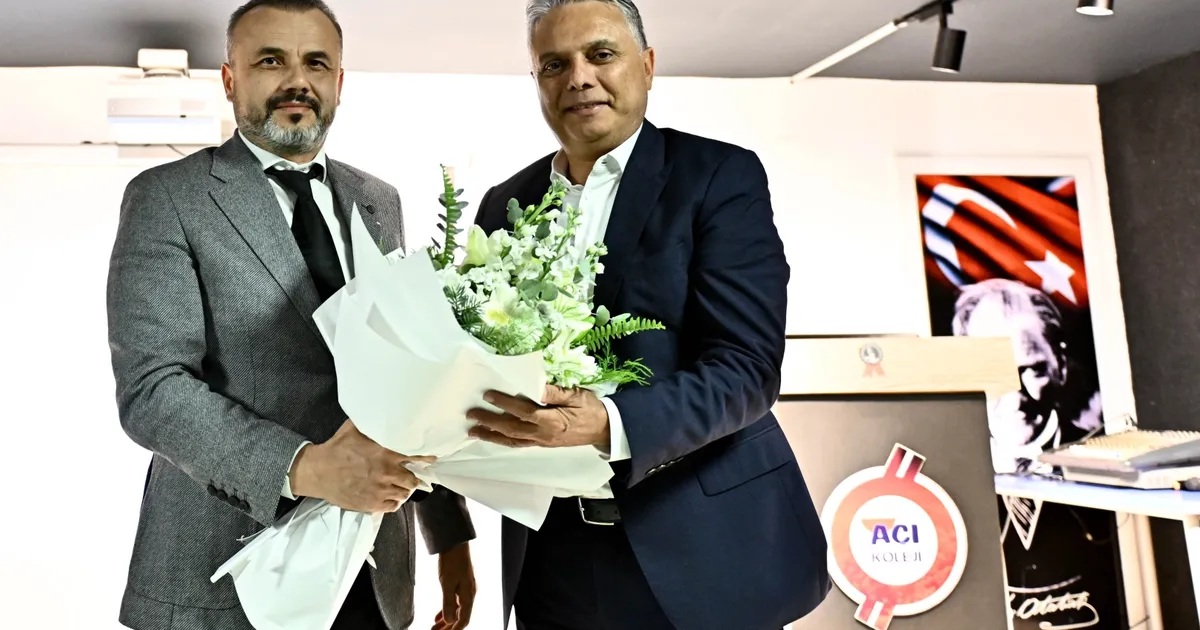 Antalya Muratpaşa Belediye Başkanı Ümit Uysal, Açı Koleji öğrencileriyle buluşmasında