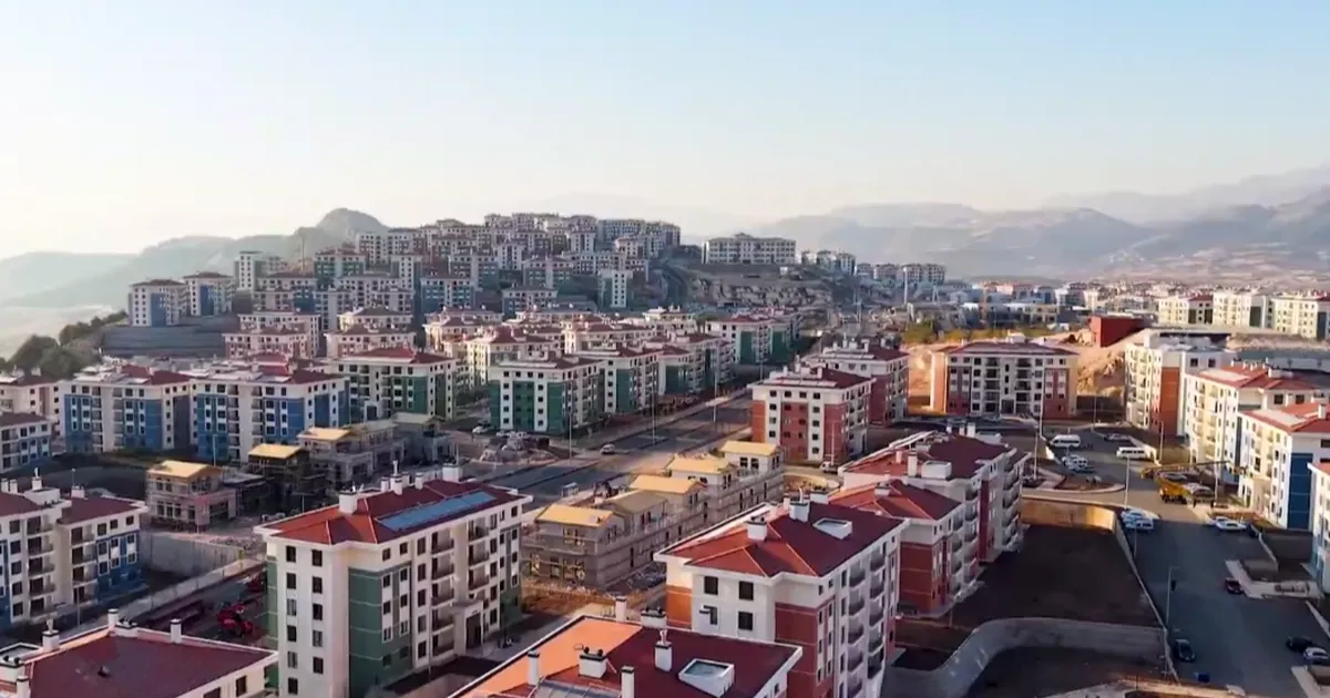 Asrın inşasında Türkiye’nin başarısı yarın Hatay’da… 455 bin konut tamamlandı, son teslimler yarın!