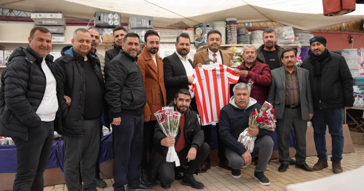 Başkan adayı Mustafa Çiçek’ten sosyete pazarı esnafına ziyaret