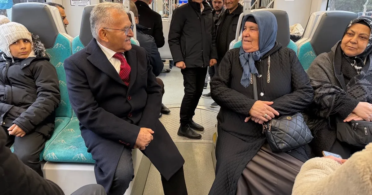 Kayseri Büyükşehir Belediye Başkanı Dr. Memduh Büyükkılıç, raylı sistem aracı