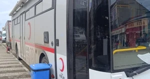 Bilecik’in Pazaryeri ilçesinde Çarşı Meydanı’nda konuşlandırılan taşınabilir kan bağışı aracında