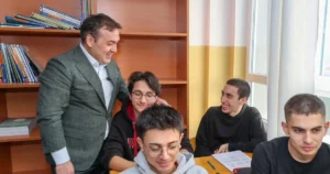 Bilecik Valisi Faik Oktay Sözer, haftanın ilk mesaisine eğitimin kalbinde