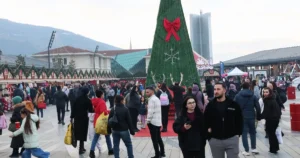 Osmangazi Belediyesi’nin düzenlediği Yeni Yıl Festivali, alışveriş stantları, etkinlikler ve