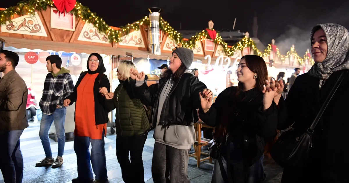 Bursa'da Osmangazi Belediyesi’nin ev sahipliğinde Osmangazi Meydanı’nda Bursalıları ağırlayan Yeni