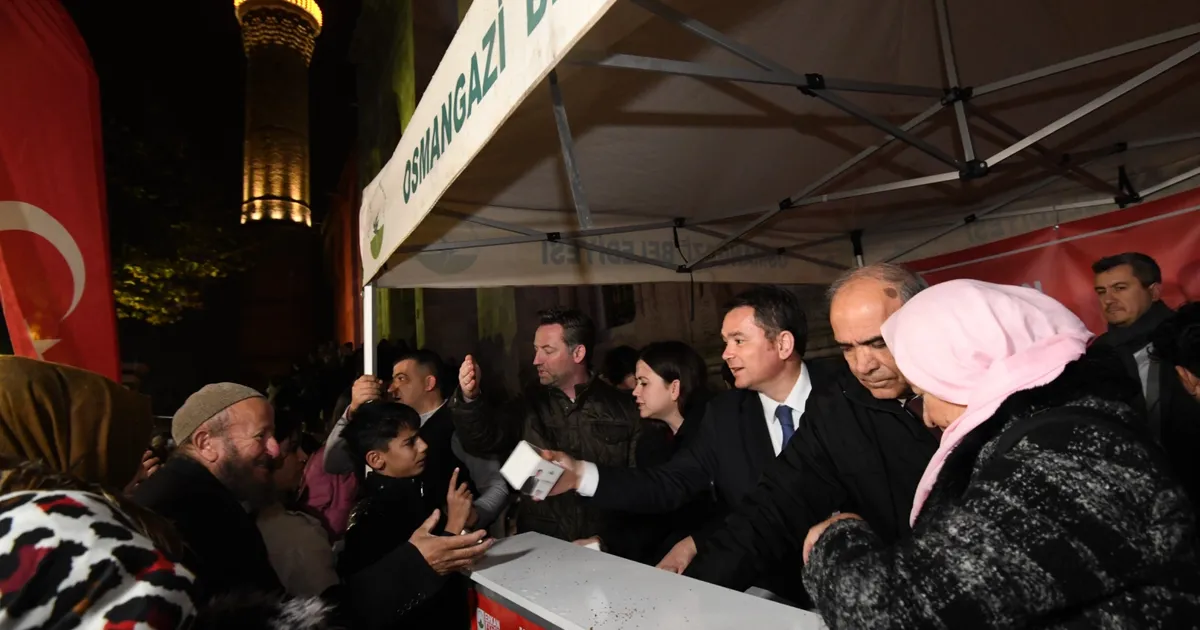 Bursa'da Osmangazi Belediye Başkanı Erkan Aydın, Ulucami’de kandil simidi ikramında