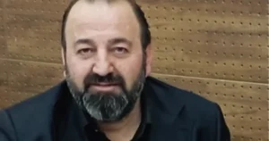 Toplumsal çalışmaları, engellilere yönelik öncülüğü ve siyasetteki duruşuyla tanınan Fikret