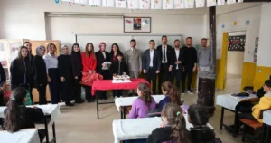 Muş'ta gönüllü öğretmen ve öğrenciler, "Küçük Kalplere Büyük Mutluluk Projesi"