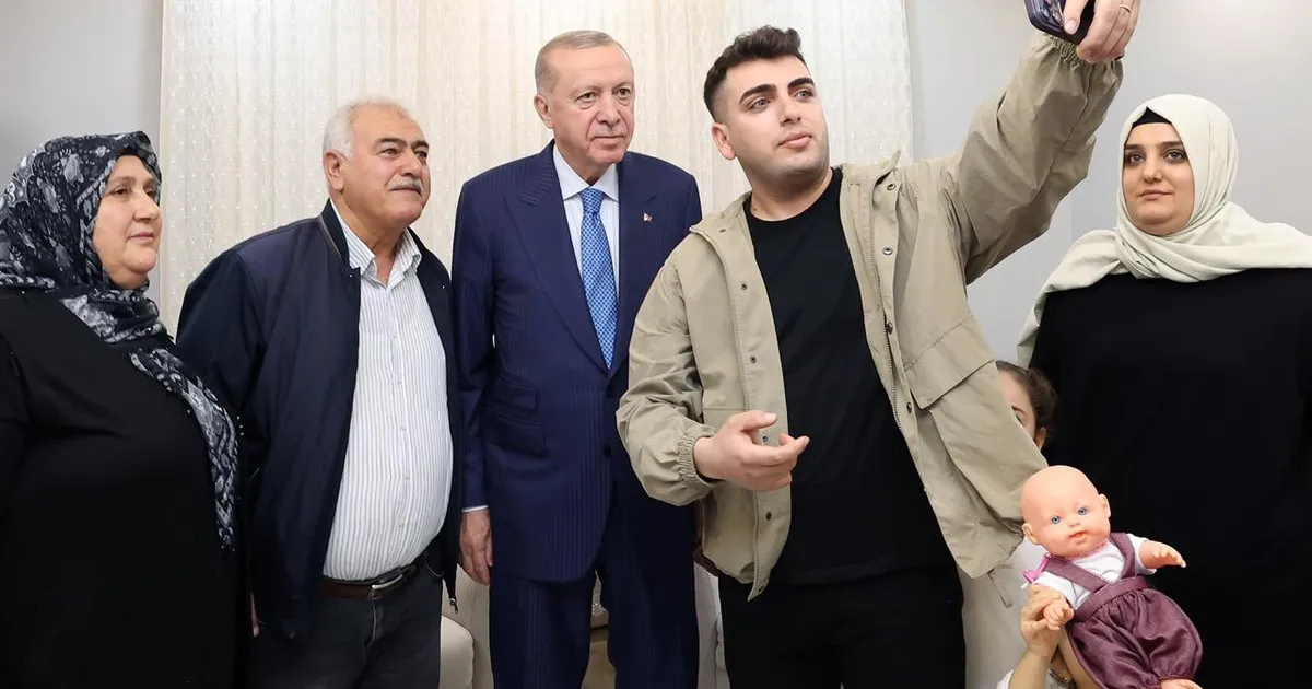 Cumhurbaşkanı Erdoğan’dan depremzede Karakuş ailesine ziyaret