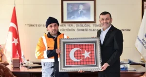 Denizli’de ağaç dallarına takılan Türk bayrağını kurtarmak için ağaca tırmanan
