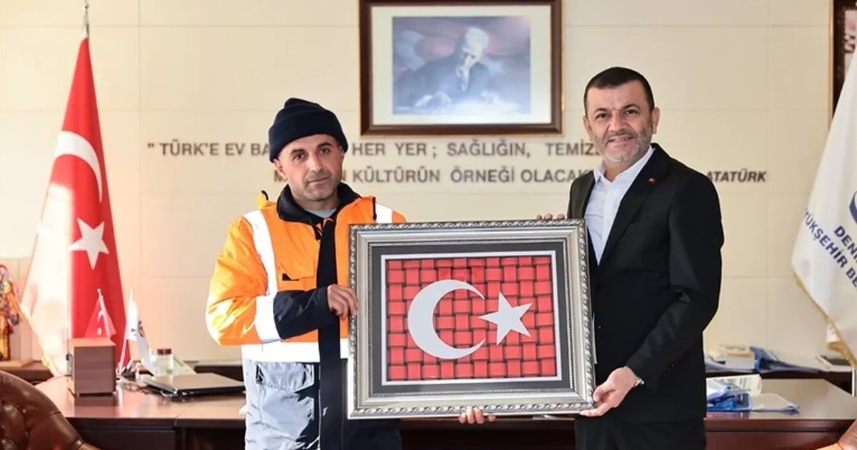 Denizli’de Büyükşehir personelinden alkışlanacak bayrak hassasiyeti
