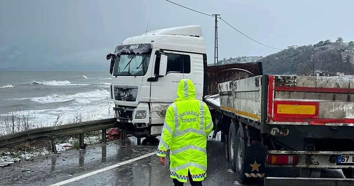 Düzce’de Akçakoca-Kocaali karayolunda tır makasladı! Ulaşım kontrollü sağlanıyor
