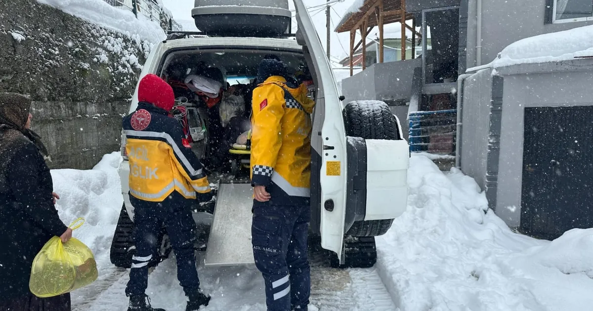 Düzce’de kar paletli ambulansla zorlu kurtarma