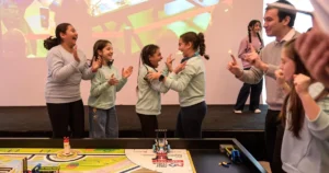 İzQ Girişimcilik ve İnovasyon Merkezi’nde düzenlenen “STEAM Club – Kız