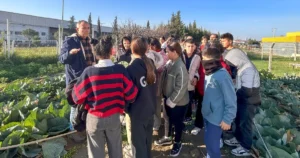 İzmir'de Bornova Belediyesi, Pınarbaşı Güzelcan Ortaokulu öğrencilerini Pınarbaşı Kent Bostanı