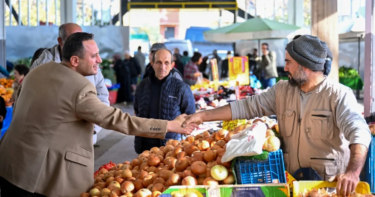 İzmir Bornova Belediye Lideri Ömer Eşki, İnönü Mahallesi Pazaryeri'nde muhtar,