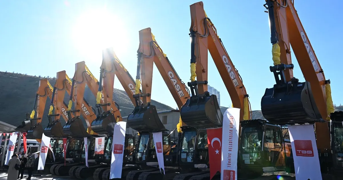 İzmir Karabağlar’a yeni iş makinesi desteği