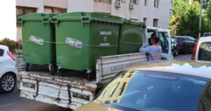 Karabağlar Belediyesi, ilçede paklık hizmetlerini güçlendirmek gayesiyle çöp konteynerlerini yenileme