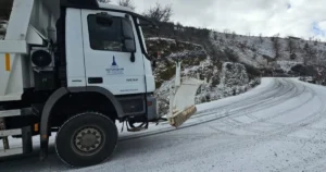 İzmir’in yüksek kesimleri, hava sıcaklıklarının düşmesi ve kar yağışının etkisiyle