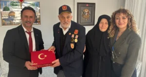 İzmit Belediyesinin Kıbrıs Gazilerine anlamlı ziyaretleri hız kesmeden devam ediyor