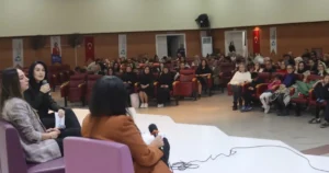 İzmit Belediyesi tarafından düzenlenen Dijital Dünyada Sağlıklı Çocuk Büyütmek panelinde