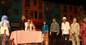 Kocaeli Çayırovalı özel bireyler, düzenlenen programda hünerlerini sergiledi. Tiyatro, folklor
