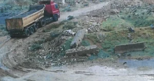 Kocaeli Büyükşehir Belediyesi Encümen toplantısında etrafa hafriyat dökerek ziyan veren