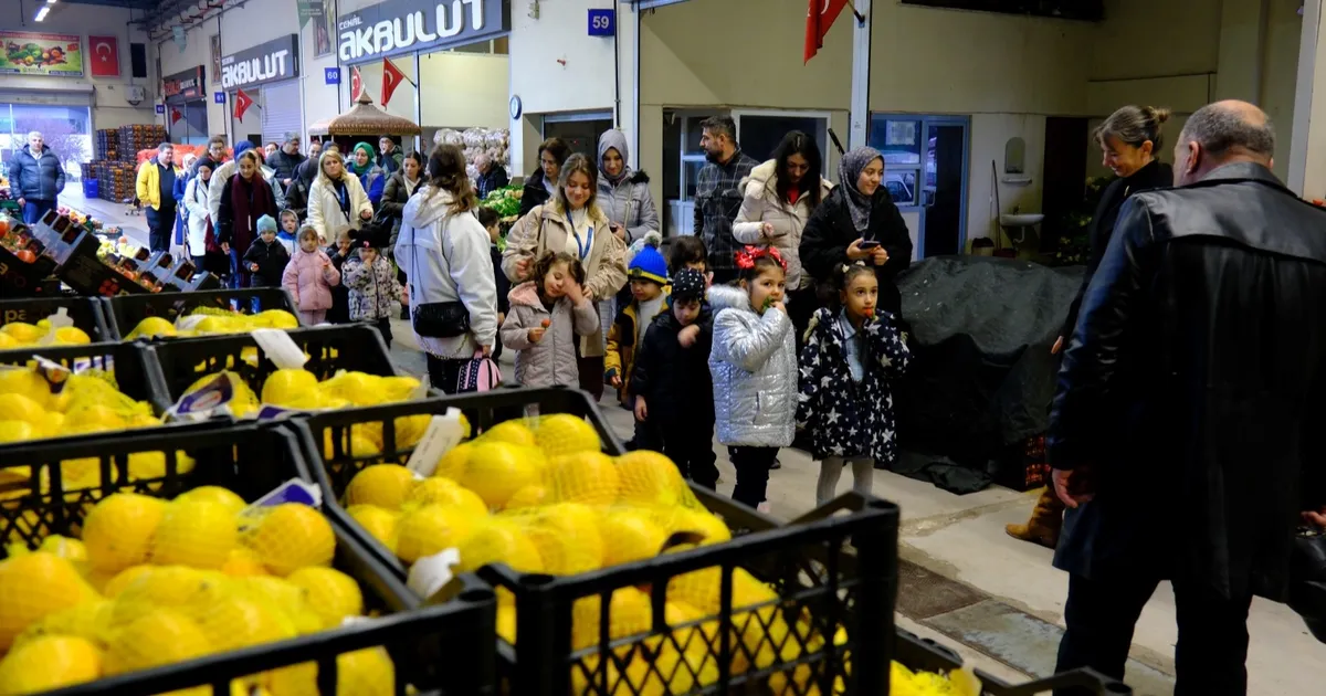 Kocaeli minikler, yerli malını hal binasında öğrendi