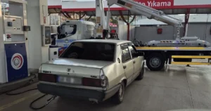 Kocaeli Büyükşehir Belediyesi Zabıta ekipleri, aracının benzini bittiği için yolda