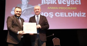 Kocaeli Büyükşehir Belediyesi’nin Aşık Veysel Anma Programı, yoğun bir katılıma