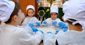 Kocaeli Büyükşehir Belediyesi’ne bağlı Lokomotif Çocuk Köyü’nde eğitim gören minikler,