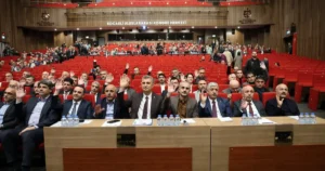 Kocaeli Büyükşehir Belediye Meclisi'nde konuşan Lider Büyükakın, alternatif bir bertaraf