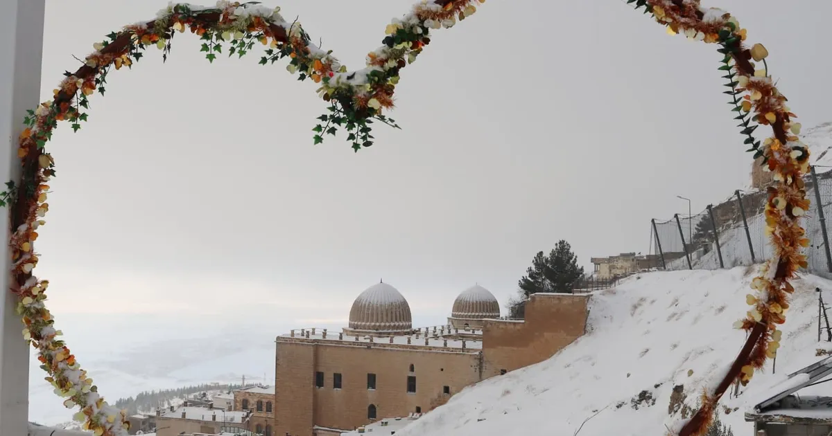 Mardin’de kar yağışı tarihi kenti büyüleyici manzaralara bürüdü