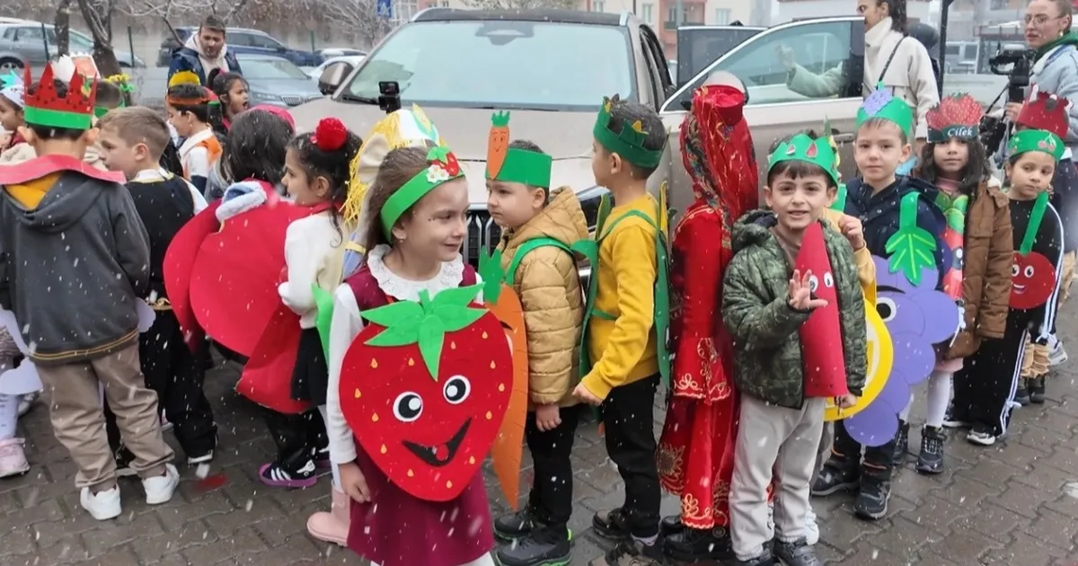 Memduh Büyükkılıç öğrencilere Togg’u tanıttı