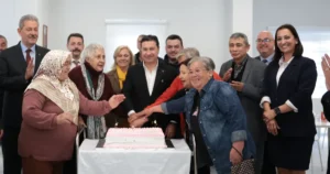Muğla Büyükşehir Belediye Başkanı Ahmet Aras, yılbaşı öncesi huzurevlerinde kalan