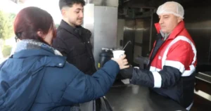 Ordu Üniversitesi yerleşkesinde mobil mutfak tırı ile öğrencilere çorba ikramında