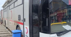 Bilecik’in Pazaryeri ilçesinde Çarşı Meydanı’nda konuşlandırılan taşınabilir kan bağışı aracında