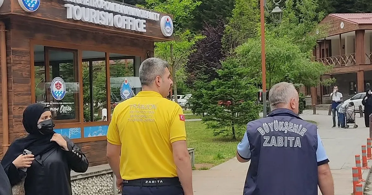 Turistlerin yüzü zabıta ile güldü